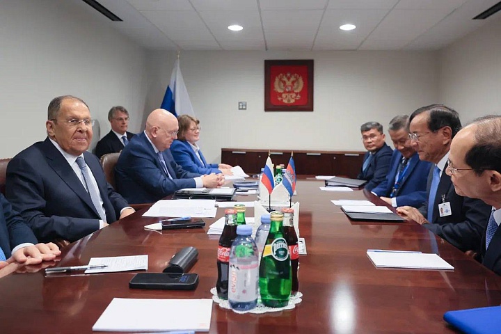 Russian and Cambodian delegations 