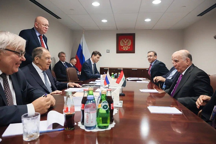 Foreign Ministers Lavrov and Hussein with their respective delegations