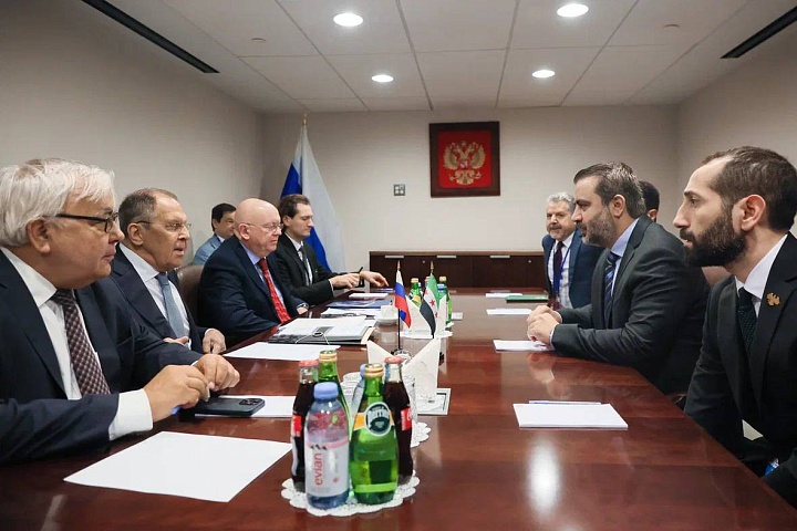 Foreign Ministers Lavrov and Al-Shaibani with their respective delegations  