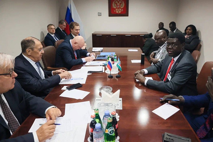 Foreign Ministers Sergey Lavrov and Semaya Kumba and their respective delegations