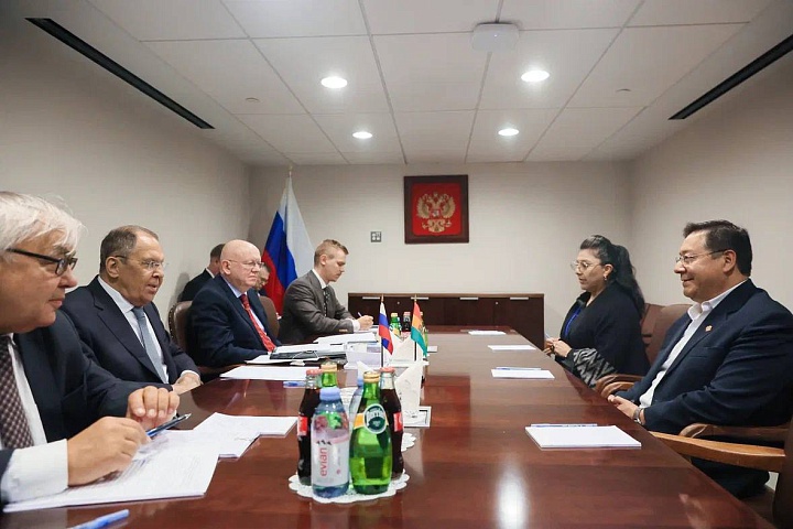 The Russian and Bolivian delegations 